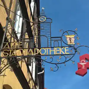 Alte Stadtapotheke von Aussen. Nasenschild über der Tür