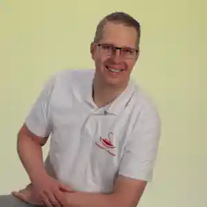 Inhaber Christian Knepper mit Brille und weißem Poloshirt